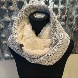 ⭐️ Roots Knit Infinity Scarf - Gray and Cream